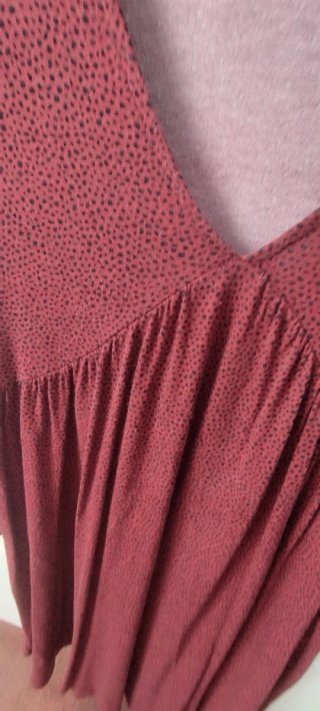 Vestido burdeos con estampado de puntos