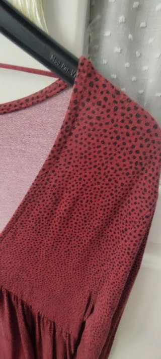 Vestido burdeos con estampado de puntos