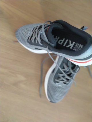 Zapatillas deportivas Kipsta grises y blancas