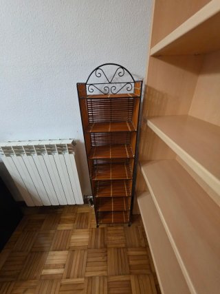 Estantería grande de madera
