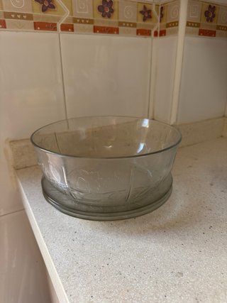 Ensaladera de cristal con platos