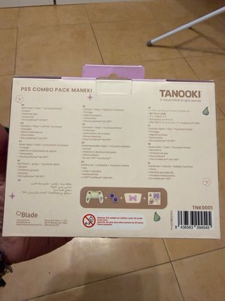 Pack Tanooki PS5 Maneki: Carcasa, Grips y Sticker