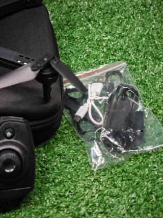 Dron E88 Negro con Control Remoto