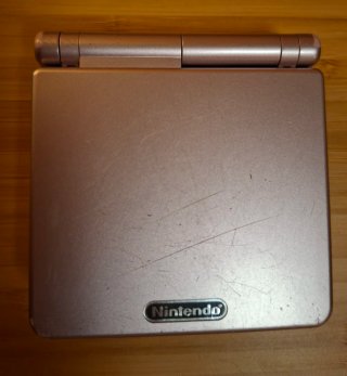 Game Boy Advance SP y cargador