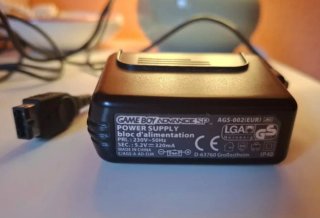 Game Boy Advance SP y cargador