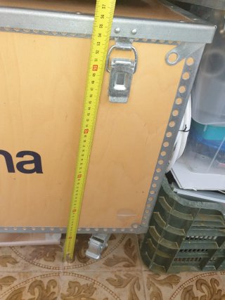 Baúl de madera y metal para herramientas