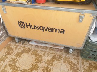 Baúl de madera y metal para herramientas