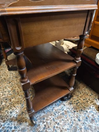 Preciosa Camarera Vintage con ruedas.
