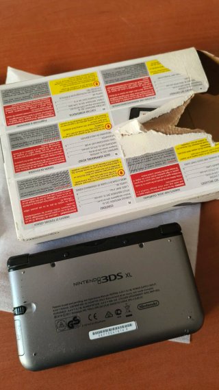 Nintendo 3DS XL con scatola