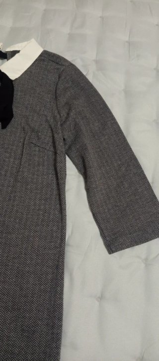 Vestido gris espiga con cuello blanco