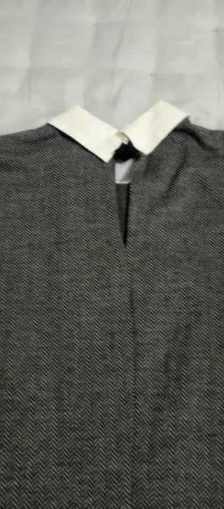 Vestido gris espiga con cuello blanco