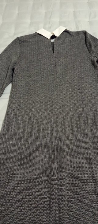 Vestido gris espiga con cuello blanco