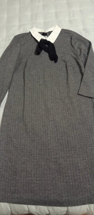 Vestido gris espiga con cuello blanco