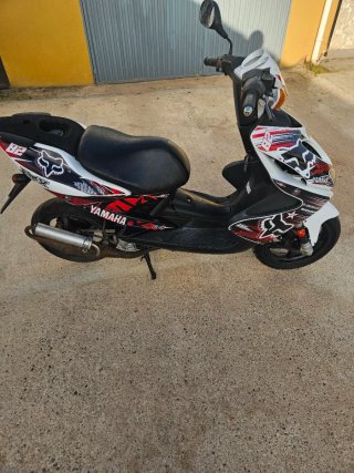 Yamaha Aerox Scooter Roja y Blanca
