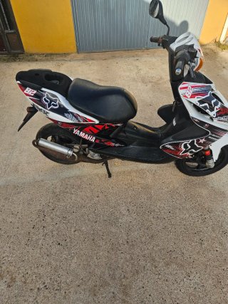 Yamaha Aerox Scooter Roja y Blanca