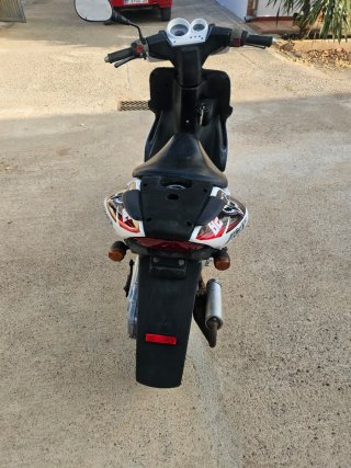 Yamaha Aerox Scooter Roja y Blanca