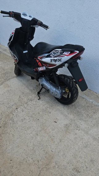 Yamaha Aerox Scooter Roja y Blanca