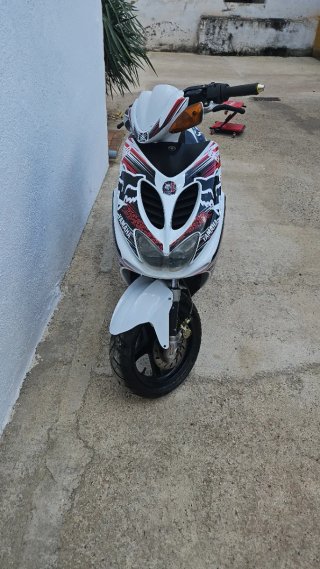Yamaha Aerox Scooter Roja y Blanca