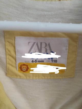 Chaqueta amarilla entretiempo con capucha