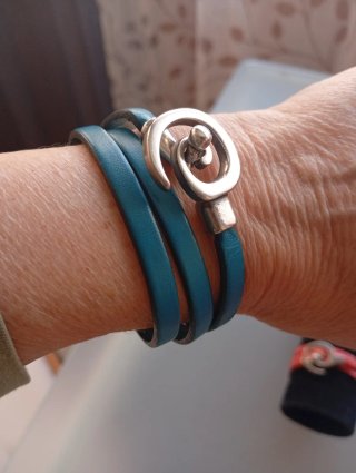 Pulsera cuero espiral cierre plata.