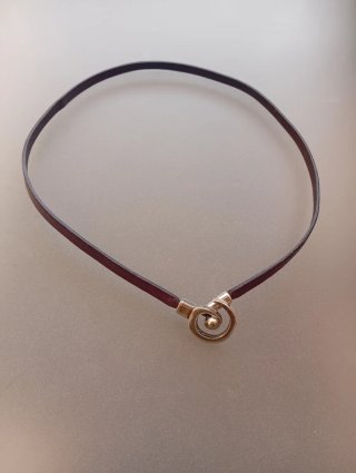 Pulsera cuero espiral cierre plata.