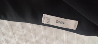 Blusa negra asimétrica.