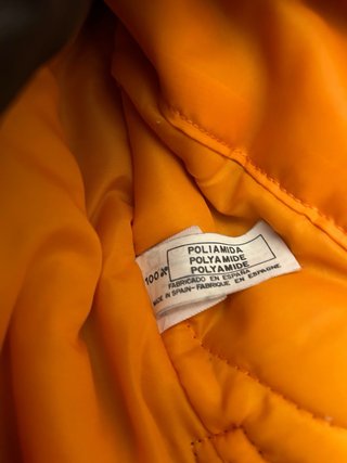 Anorak marrón hombre capucha