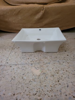 Restos de obra: Baldosas, lavabos, muebles