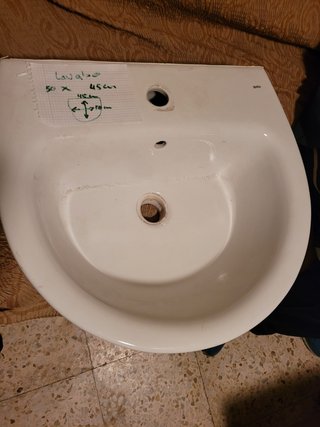 Restos de obra: Baldosas, lavabos, muebles