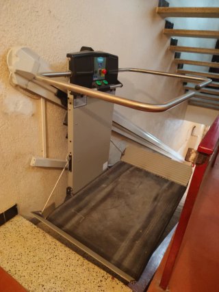 Plataforma salvaescaleras recta para silla de rued