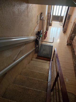 Plataforma salvaescaleras recta para silla de rued