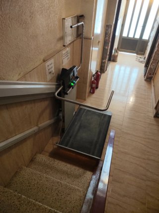Plataforma salvaescaleras recta para silla de rued