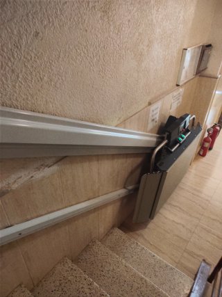Plataforma salvaescaleras recta para silla de rued