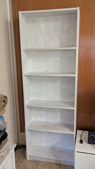 Estantería blanca estilo tiza