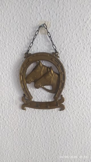 Colgador de llaves con herradura y caballos