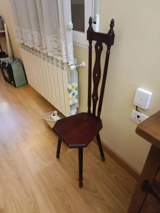 2 Sillas de madera oscura estilo vintage