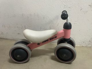 Bicicleta de equilibrio rosa para bebé