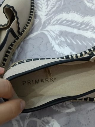 Alpargatas Primark beige y negras