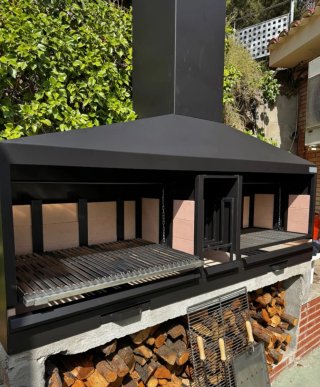 Barbacoa metálica con ladrillo refractario