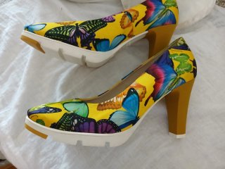 Zapatos tacón estampado mariposas