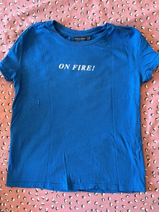 Camiseta Bershka azul ON FIRE! Talla S