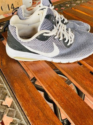Zapatillas Nike grises y blancas