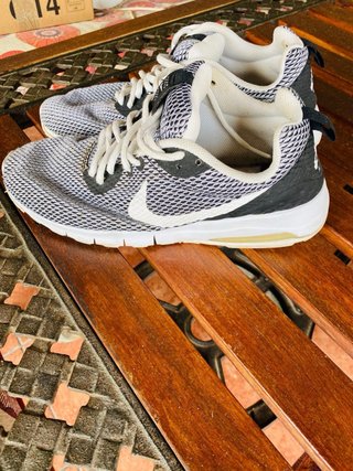 Zapatillas Nike grises y blancas