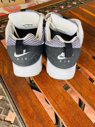 Zapatillas Nike grises y blancas