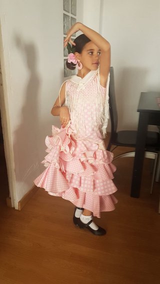 Traje de flamenca rosa con lunares blancos