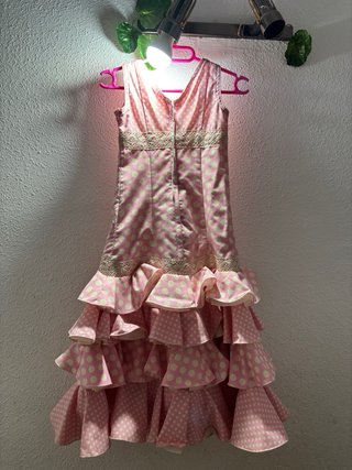 Traje de flamenca rosa con lunares blancos