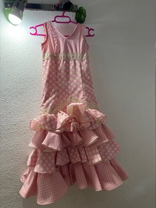 Traje de flamenca rosa con lunares blancos