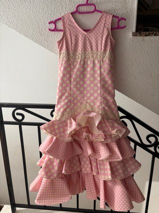 Traje de flamenca rosa con lunares blancos