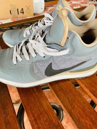 Zapatillas Nike grises y beige