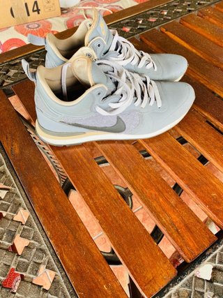 Zapatillas Nike grises y beige